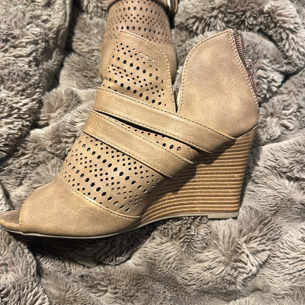 Report-Tan booties - Picture 4 of 5